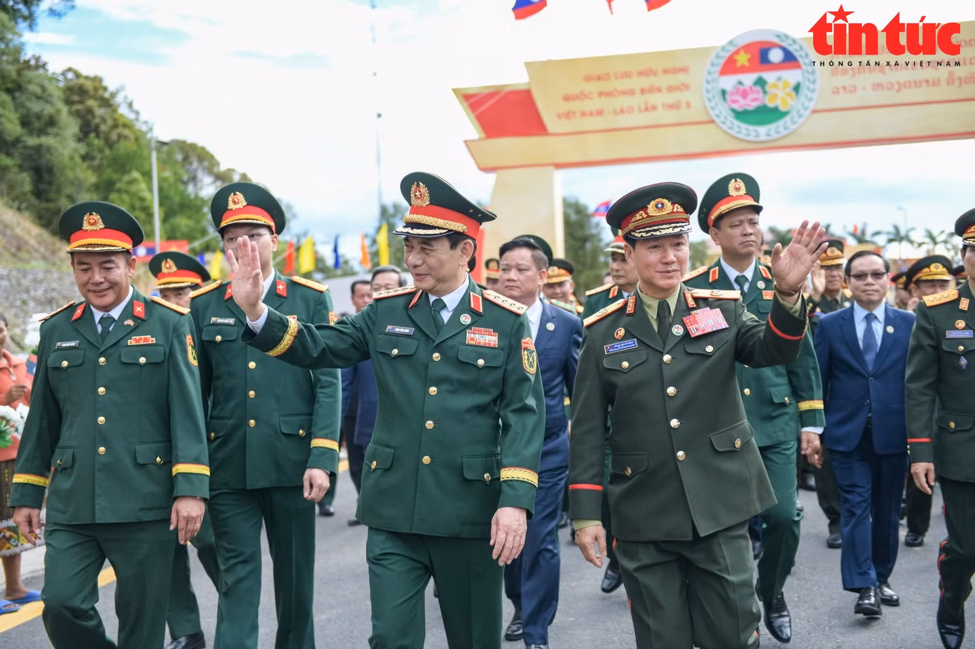 Thắm tình đoàn kết Việt Nam - Lào trong chương trình giao lưu hữu nghị Quốc phòng
