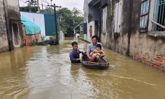 Thôn, xóm thành 'ốc đảo', người dân ngoại thành Hà Nội hối hả chạy lũ