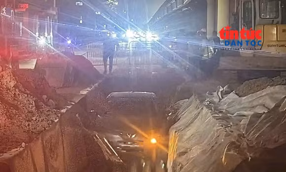 Hà Nội: Ô tô con lọt hào cáp ngầm trên đường Phạm Hùng