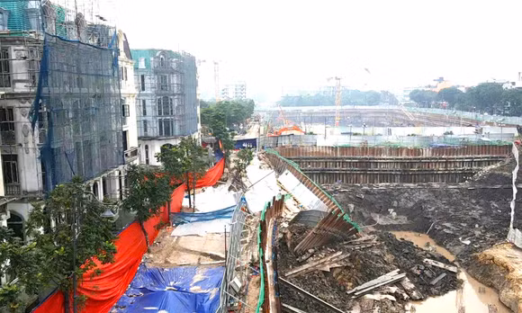 Hà Nội: Đường quanh công trường xây nhà cao tầng sụt lún, nứt toác