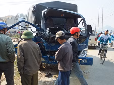 Vượt đường sắt, hai người bị tàu đâm chết ảnh 1