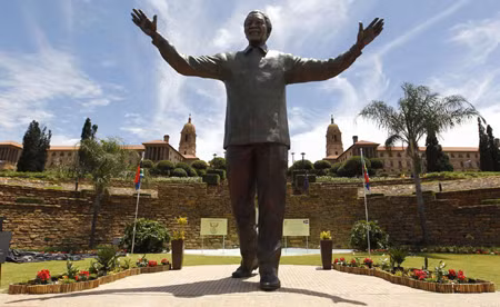 Di dời thỏ trong tai tượng cố lãnh đạo Nelson Mandela ảnh 3