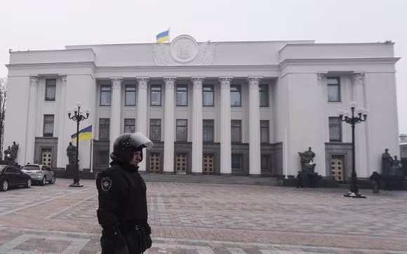 Quốc hội Ukraine bãi bỏ luật chống biểu tình gây tranh cãi ảnh 1
