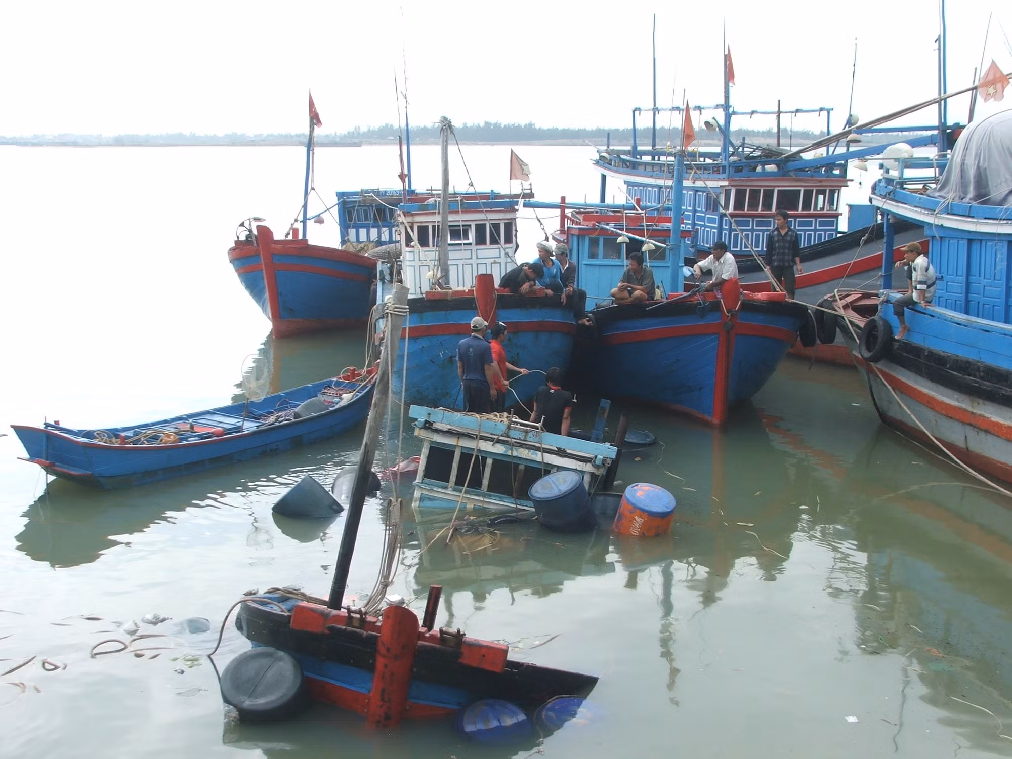 Trục vớt 3 tàu cá chìm đột ngột ảnh 2