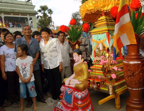 Phum sóc Khmer rộn ràng ngày lễ Kathina ảnh 1