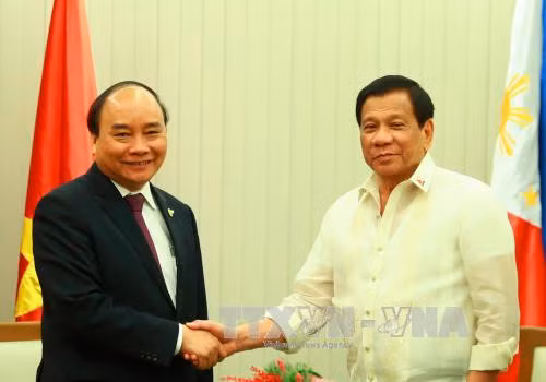 Thủ tướng Nguyễn Xuân Phúc gặp Tổng thống Duterte bên lề Hội nghị Cấp cao ASEAN-30 ảnh 1