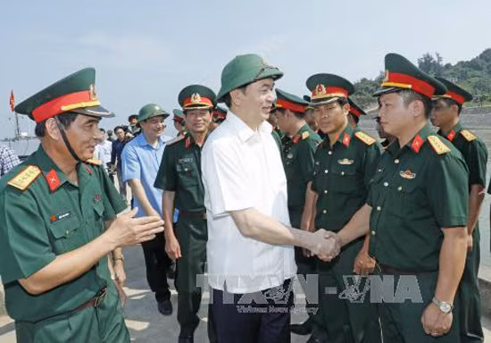 Chủ tịch nước thăm cán bộ, chiến sĩ Lực lượng vũ trang Nghệ An ảnh 1