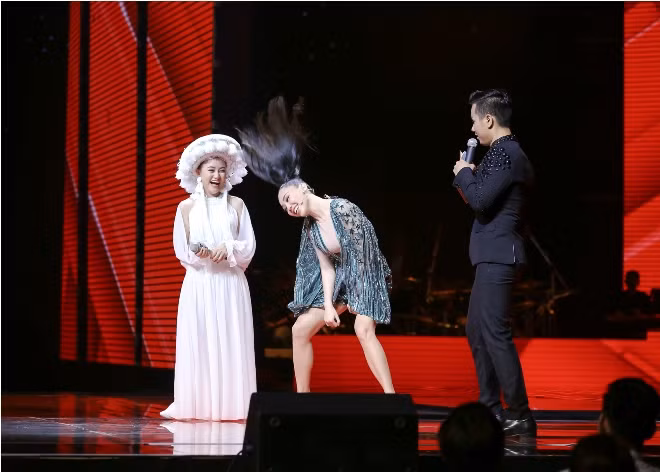 Cùng MC Nguyên Khang khám phá hậu trường của The Voice 2017 vòng loại trực tiếp ảnh 11