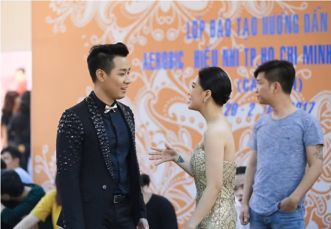 Cùng MC Nguyên Khang khám phá hậu trường của The Voice 2017 vòng loại trực tiếp ảnh 6