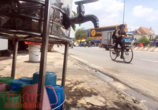 Trà đá miễn phí làm mát lòng người đi đường giữa trời Sài Gòn nắng nóng ảnh 5