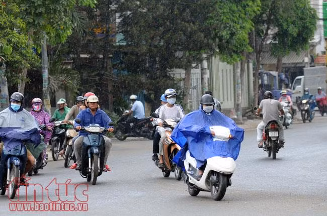 TP Hồ Chí Minh xuất hiện mưa rào, người dân không kịp trở tay ảnh 7