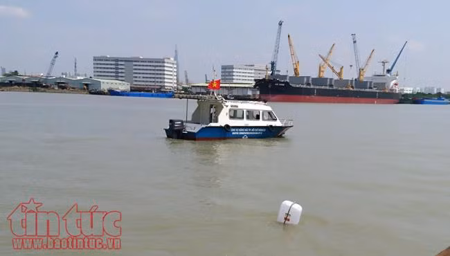 Hai sà lan đâm nhau chìm trên sông Sài Gòn, 3 người thoát chết ảnh 1