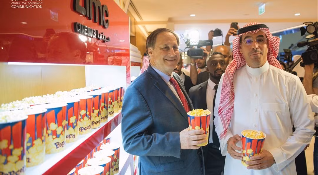 Hình ảnh người dân Saudi Arabia rồng rắn xếp hàng mua vé xem phim lần đầu tiên sau 35 năm ảnh 3