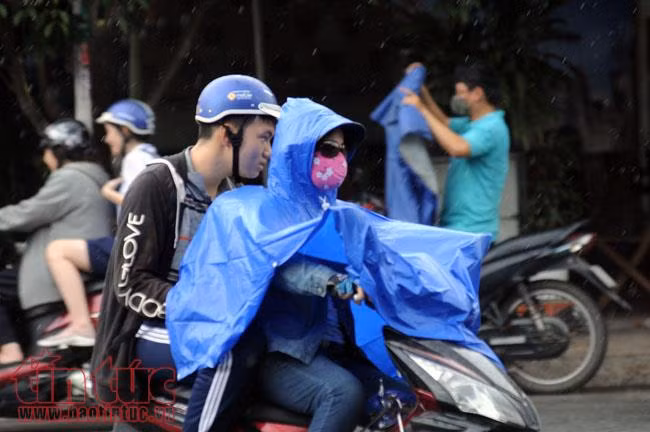 TP Hồ Chí Minh xuất hiện mưa rào, người dân không kịp trở tay ảnh 4