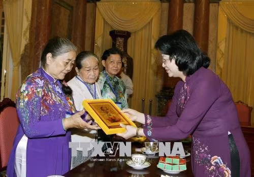 Phó Chủ tịch nước Đặng Thị Ngọc Thịnh tiếp Đoàn đại biểu người có công tỉnh Tiền Giang ảnh 1