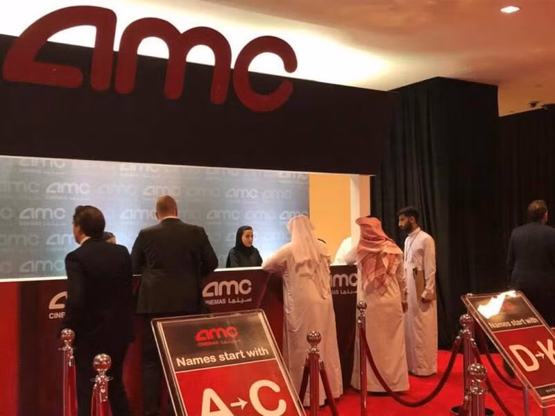 Hình ảnh người dân Saudi Arabia rồng rắn xếp hàng mua vé xem phim lần đầu tiên sau 35 năm ảnh 1