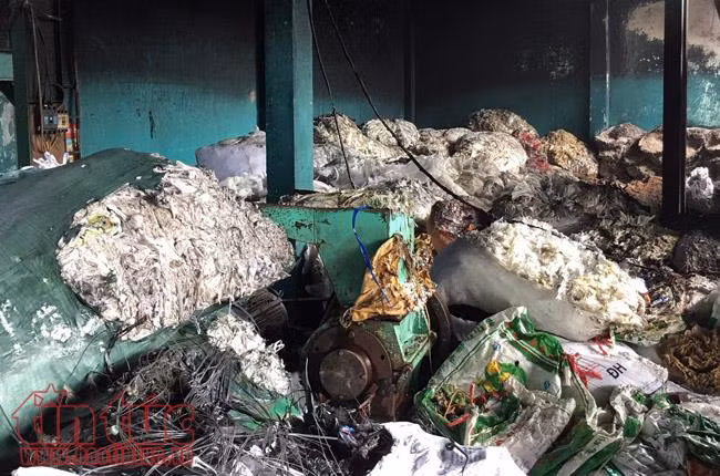 Cháy lớn thiêu rụi xưởng sản xuất hạt nhựa ở huyện Bình Chánh ảnh 3