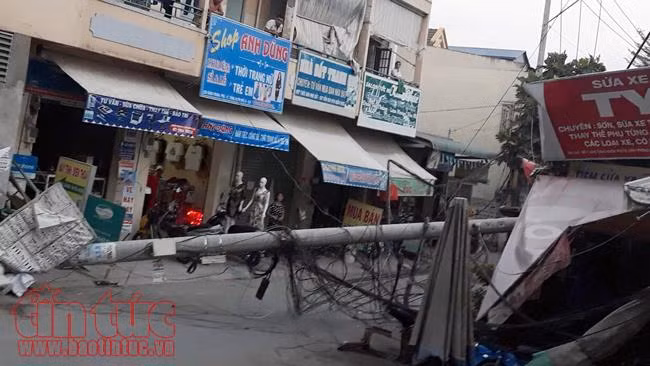 Đổ trụ điện đè trúng tiệm sửa xe, mất điện toàn khu vực ảnh 1