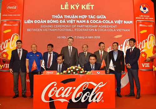 COCA-COLA HỢP TÁC VỚI VFF ảnh 1