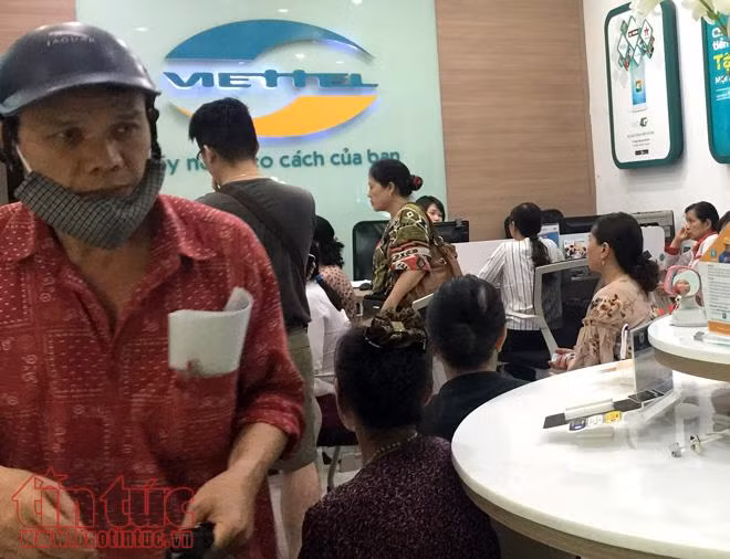 Xếp hàng chờ bổ sung ảnh, thông tin cá nhân tại các nhà mạng ảnh 4
