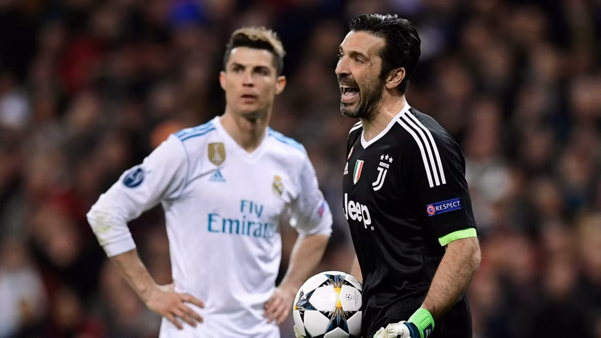 Xem clip hành xử hạng sao: Ronaldo phá ngang buổi phỏng vấn để... ôm Buffon đầy chia sẻ ảnh 1