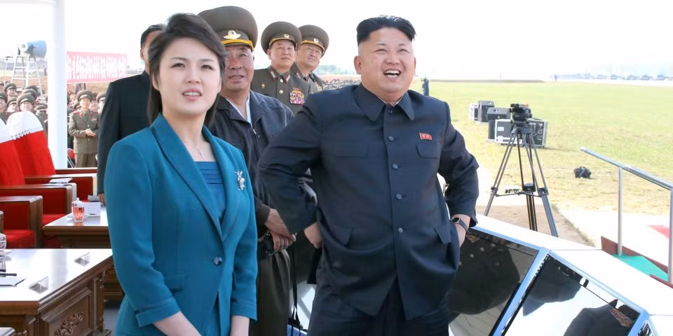 Vì sao truyền thông Triều Tiên lần đầu gọi bà Ri Sol-ju là 'Đệ nhất Phu nhân' ảnh 1