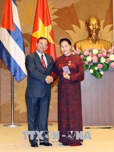 Chủ tịch Quốc hội Nguyễn Thị Kim Ngân nhận Huân chương Đoàn kết của Cuba ảnh 1