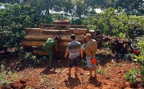 Lật xe công nông chở gỗ, 1 người chết, 2 người bị thương ảnh 1
