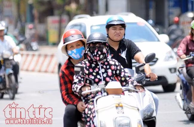 Trà đá miễn phí làm mát lòng người đi đường giữa trời Sài Gòn nắng nóng ảnh 8