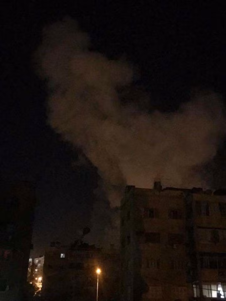 Lưới lửa phòng không Syria rực sáng bầu trời Damascus, 13 tên lửa liên quân Anh-Pháp-Mỹ bị bắn hạ ảnh 3