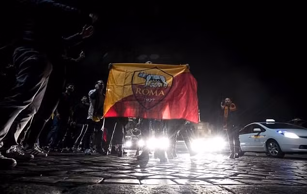 Giành chiến thắng 'không tưởng', AS Roma hất cẳng Barca khỏi Champions League ảnh 6