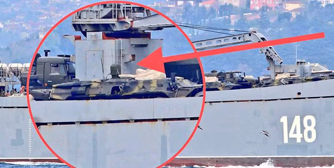 Một ngày sau trận không kích, tàu chiến Nga lừng lững chở xe bọc thép tới Syria ảnh 3