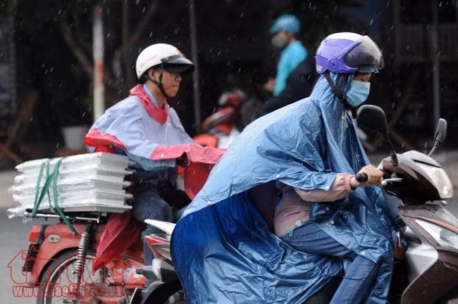 TP Hồ Chí Minh xuất hiện mưa rào, người dân không kịp trở tay ảnh 2