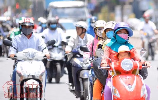 Trà đá miễn phí làm mát lòng người đi đường giữa trời Sài Gòn nắng nóng ảnh 9