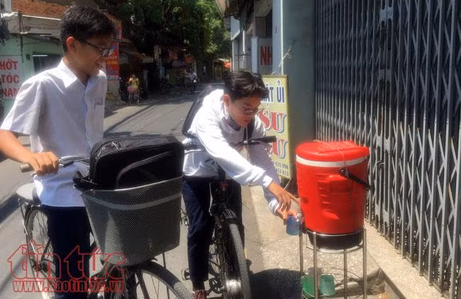 Trà đá miễn phí làm mát lòng người đi đường giữa trời Sài Gòn nắng nóng ảnh 6