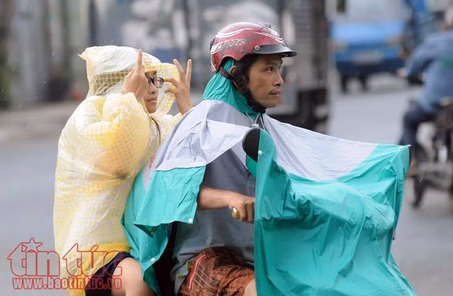 TP Hồ Chí Minh xuất hiện mưa rào, người dân không kịp trở tay ảnh 3