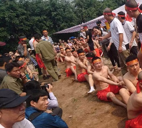 Độc đáo nghi lễ ‘Kéo co ngồi' đền Trấn Vũ ảnh 5