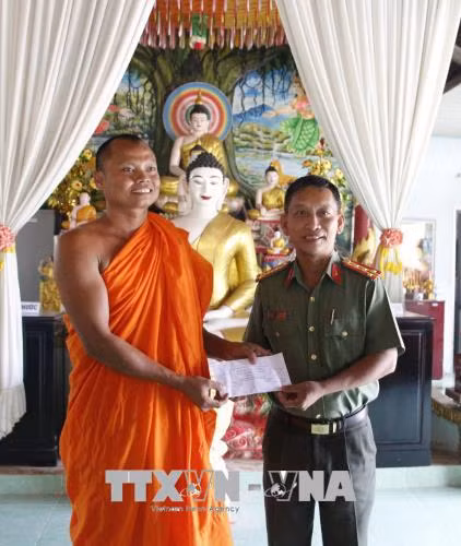 Thăm hỏi, chúc mừng nhân Tết cổ truyền của đồng bào Khmer ảnh 4
