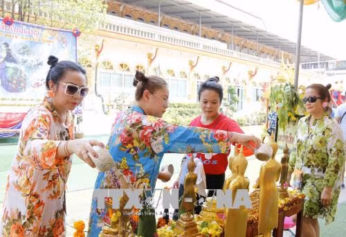Người dân Lào tưng bừng vui đón Tết cổ truyền dân tộc ảnh 1