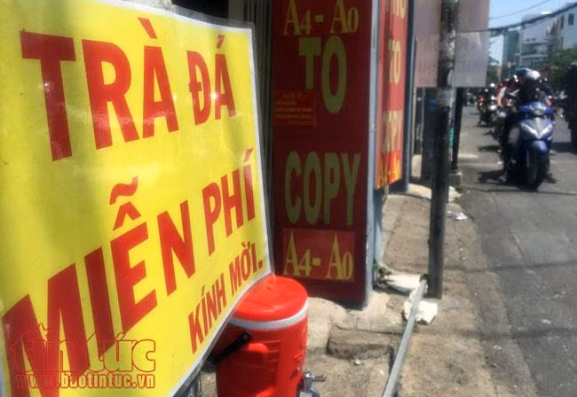 Trà đá miễn phí làm mát lòng người đi đường giữa trời Sài Gòn nắng nóng ảnh 1