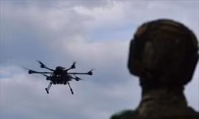 Một thiết bị bay không người lái (UAV) do quân đội Ukraine vận hành bay gần thành phố Sloviansk, miền Đông Ukraine, ngày 23/5/2026. Ảnh: Kyodo/TTXVN phát