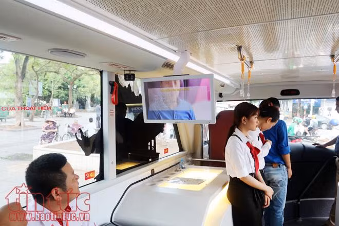 Xe buýt hai tầng mui trần ngày đầu lăn bánh, bắt mắt với vẻ ngoài nổi bật ảnh 6