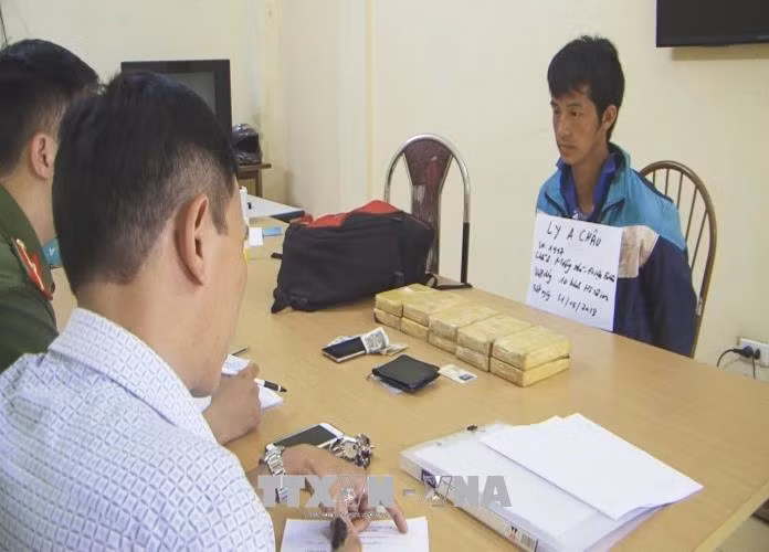 Bắt quả tang đối tượng mua bán trái phép 10 bánh heroin ảnh 1