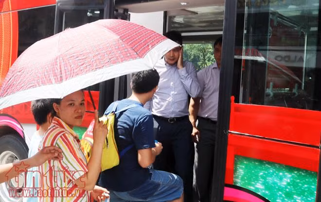 Xe buýt hai tầng mui trần ngày đầu lăn bánh, bắt mắt với vẻ ngoài nổi bật ảnh 17
