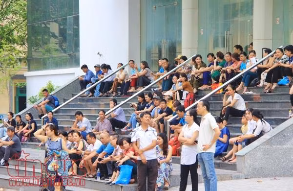 Phụ huynh vất vả cùng các thi sinh thi vào trường chuyên hot nhất Hà Nội ảnh 1