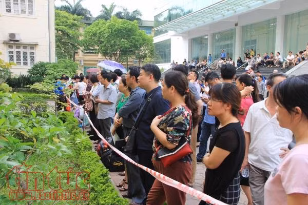 Phụ huynh vất vả cùng các thi sinh thi vào trường chuyên hot nhất Hà Nội ảnh 7