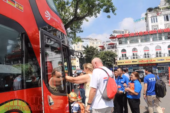 Xe buýt hai tầng mui trần ngày đầu lăn bánh, bắt mắt với vẻ ngoài nổi bật ảnh 18