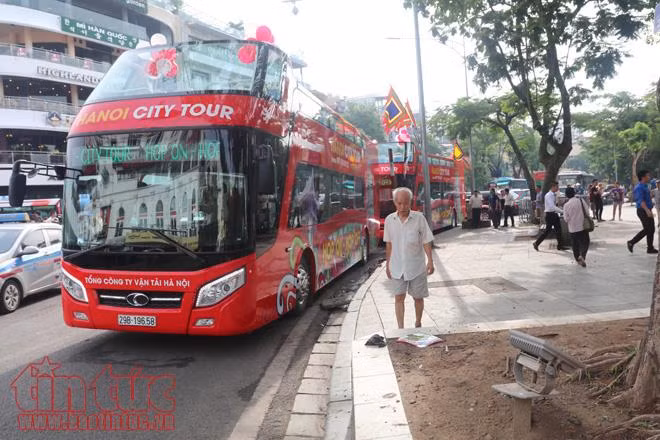 Xe buýt hai tầng mui trần ngày đầu lăn bánh, bắt mắt với vẻ ngoài nổi bật ảnh 1