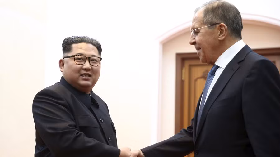 Ngoại trưởng Nga tặng nhà lãnh đạo Kim Jong-un 'hộp bí mật' ảnh 1