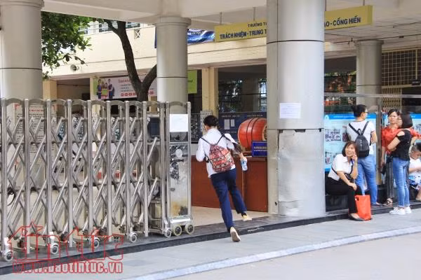 Phụ huynh vất vả cùng các thi sinh thi vào trường chuyên hot nhất Hà Nội ảnh 3